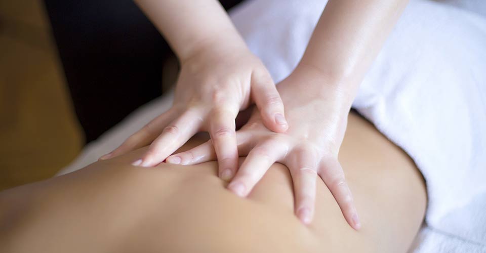 Massaggio connettivale su una donna