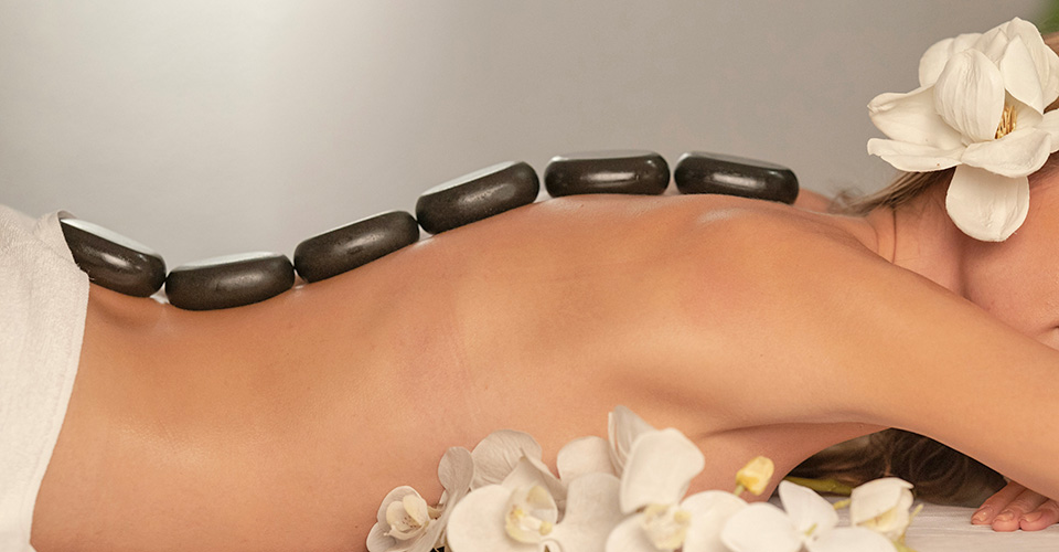 Hot Stone Massage: storia, applicazioni e benefici del calore nella terapia